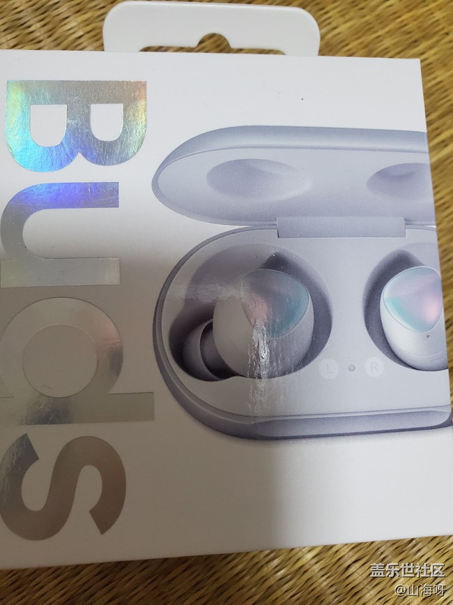 京東買的buds 第一次碰見(jiàn)盒子貼著魔力黑 卻是莫奈彩的款式