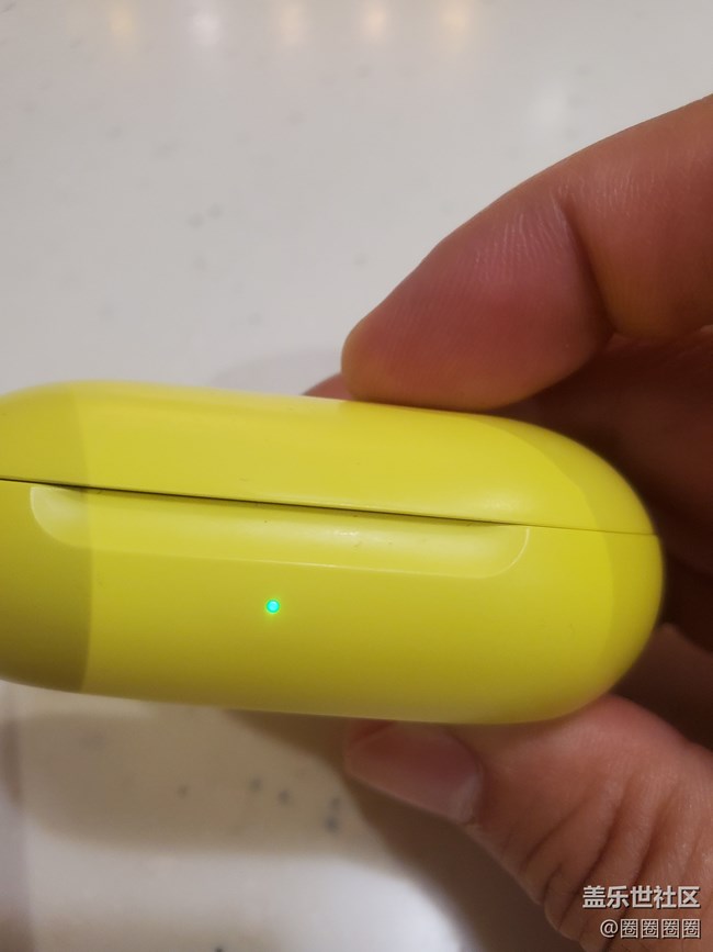 buds外面的燈一直亮是什么情況？