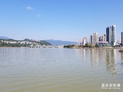 嘉陵江邊