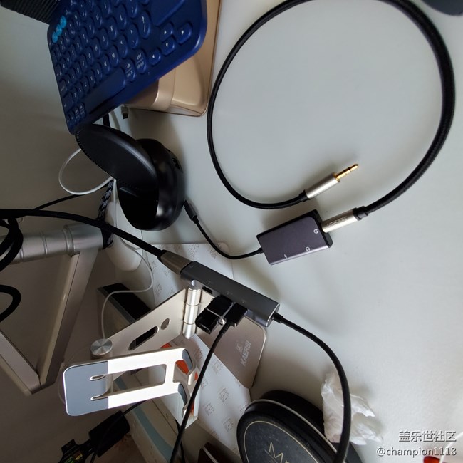 最近買了兩個小東西，聽歌充電和dex完美了。