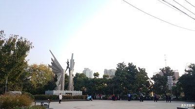 【你眼中的美景】+秋天早晨的小廣場(chǎng)