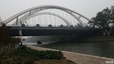 阴天的桥
