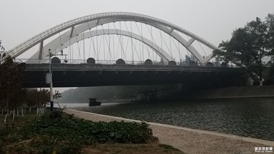 陰天的橋
