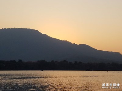 【倒影】+在河上的倒影