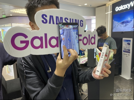 折疊屏手機(jī)爽不爽？上手三星Fold你就明白了