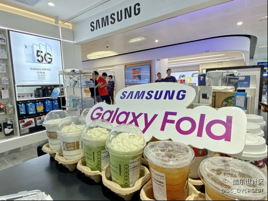 折疊屏手機(jī)爽不爽？上手三星Fold你就明白了