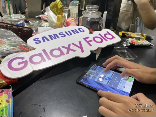 折疊屏手機(jī)爽不爽？上手三星Fold你就明白了