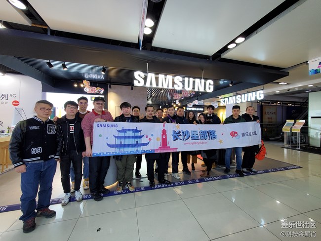 牛排自助海量吃，“Galaxy Fold“科技展不同