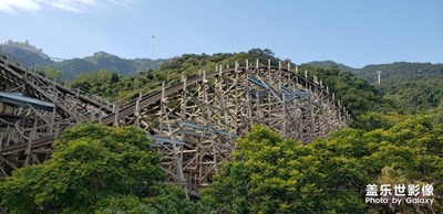 用木頭做出來的過山車
