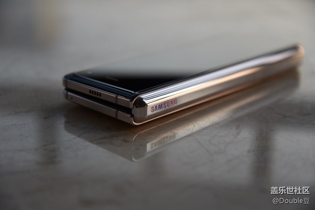 額姐嚶Galaxy W20外觀簡(jiǎn)析：精致大方的超炫逼格手機(jī)