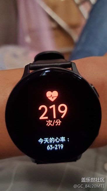 新買的galaxy watch active2心率差的很遠