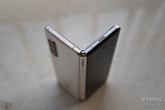 額姐嚶Galaxy W20外觀簡(jiǎn)析：精致大方的超炫逼格手機(jī)