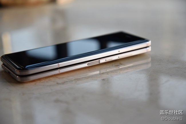 額姐嚶Galaxy W20外觀簡(jiǎn)析：精致大方的超炫逼格手機(jī)