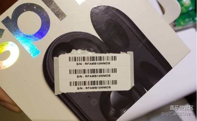 新買的Buds耳機(jī)，包裝里的貼紙是手撕的