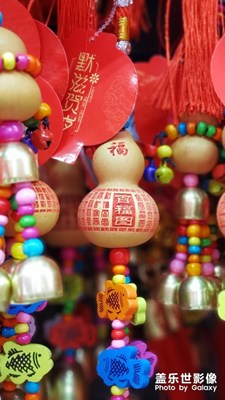 又到一年春節(jié)時，中國紅。