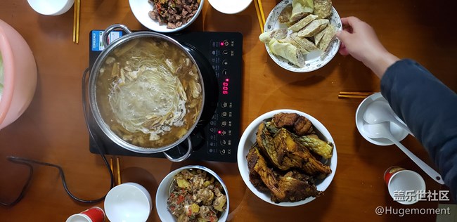 【新年團(tuán)圓飯】+快快樂樂過大年，吃年飯！