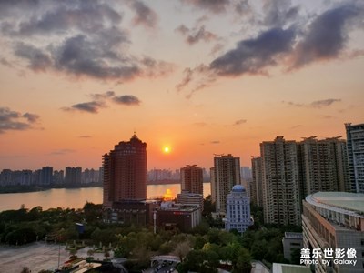 不出去，在家看日落