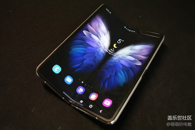 打開未來-三星W20 5G評測