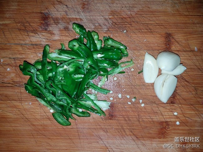 【家常菜】+青椒手撕面筋 【家常菜】+青椒手撕面筋