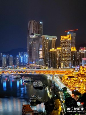 安靜地亮著燈的洪崖洞