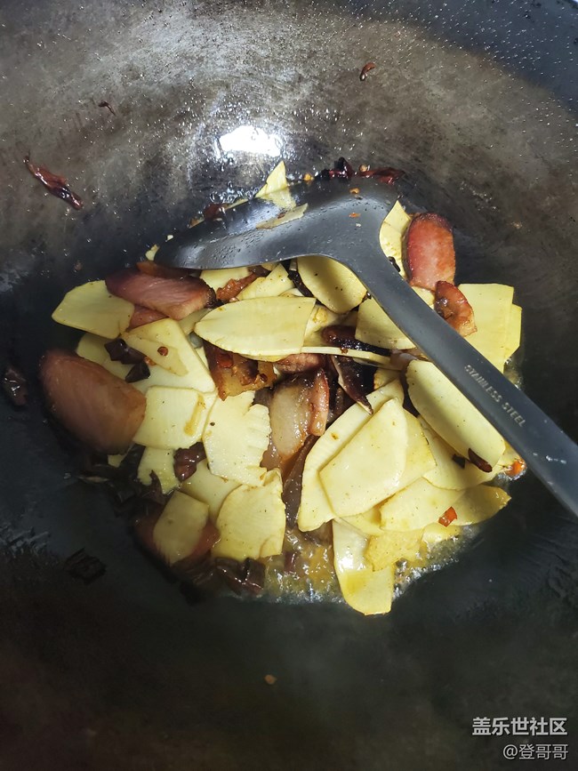 【登哥美食】簡(jiǎn)單粗暴冬筍炒湘西臘肉