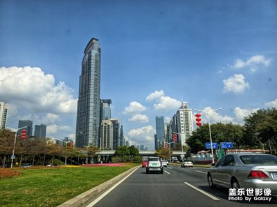 復工后的深圳，藍天白云依舊