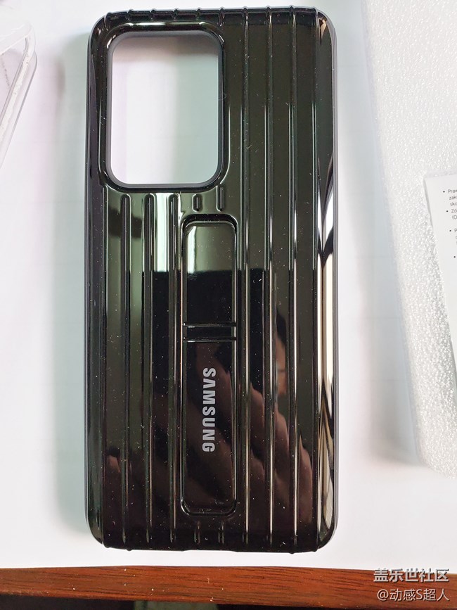 首發(fā)：S20U官方行李箱殼到貨！?。? /></p><p>3、對(duì)比感受：重量很輕，手感跟大10一樣，背面更亮了。支架也改進(jìn)了，不會(huì)跟N10一樣支架凸出來(lái)，正常使用基本不會(huì)磨損支架了。<img class="ueditor_img" src="http://www.samsungmembers.cn//Upload/IMAGES/20/0302/1346ac08409243eebc6755b6b6e80a45_650x0.jpg" title=