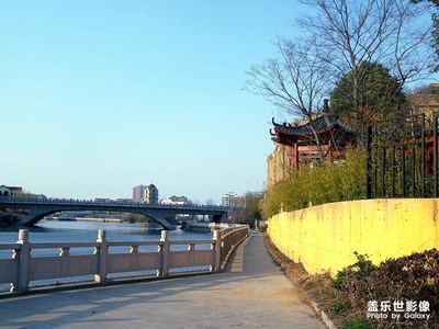 【上下班的路上】 藍(lán)天下，沐浴在春風(fēng)里