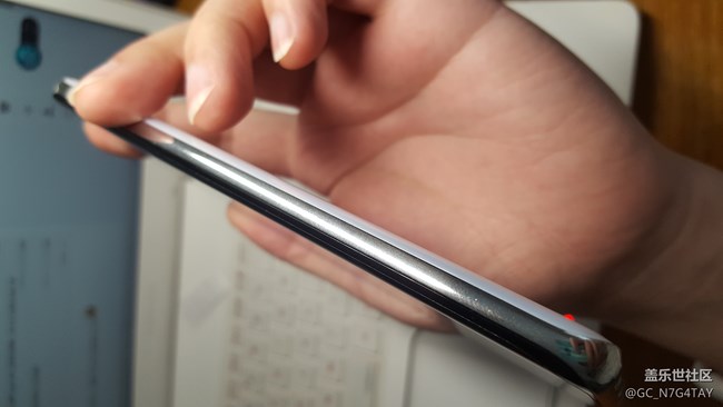 剛買的s10邊框縫隙很大，可以塞A4紙這正常嗎？