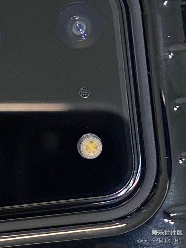 三星的做工讓人著急，閃光燈都沒對齊