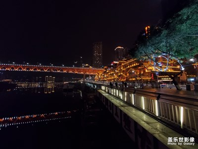 洪崖洞嘉濱路酒吧一條街。