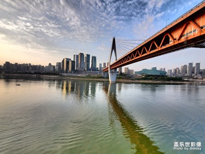 美麗的嘉陵江千廝門大橋。