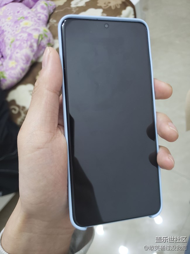 官網(wǎng)買的硅膠殼真的舒服，有好看