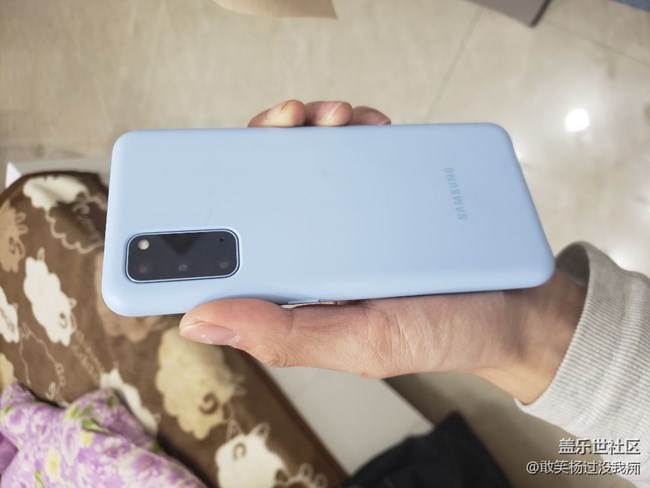 官網(wǎng)買的硅膠殼真的舒服，有好看