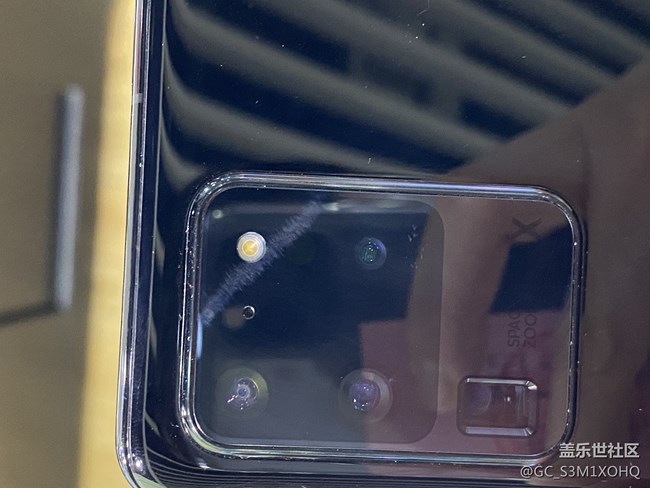 三星西單大悅城體驗(yàn)店，發(fā)現(xiàn)兩部體驗(yàn)機(jī)閃光燈都是歪的