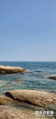 海邊人漸漸多起來了