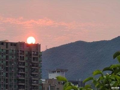 夕陽落紅霞滿天飛