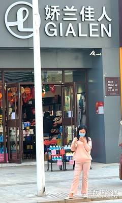 被口罩遮擋的消費