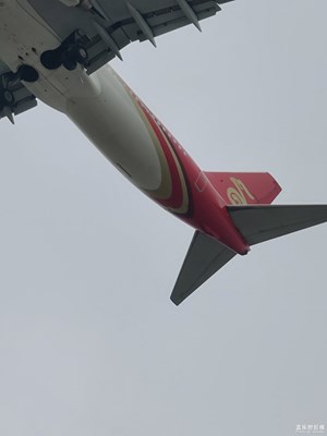 機(jī)場(chǎng)碼頭來一組飛機(jī)起飛