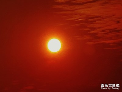 暮色暗淡，殘陽如血