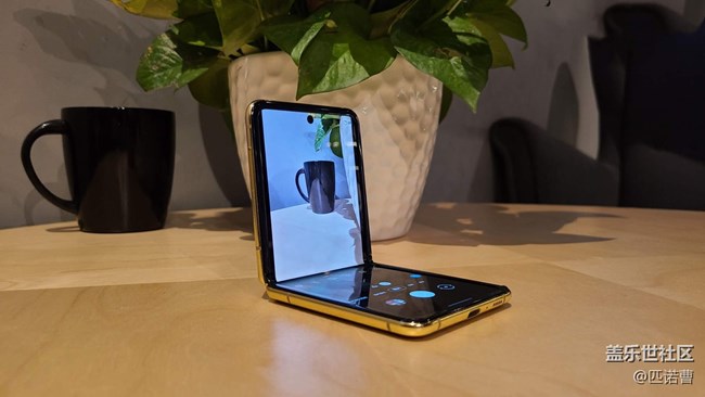 上下分屏 清晰操控 三星Galaxy Z Flip使用妙招 上下分屏 清晰操控 三星Galaxy Z Flip使用妙招