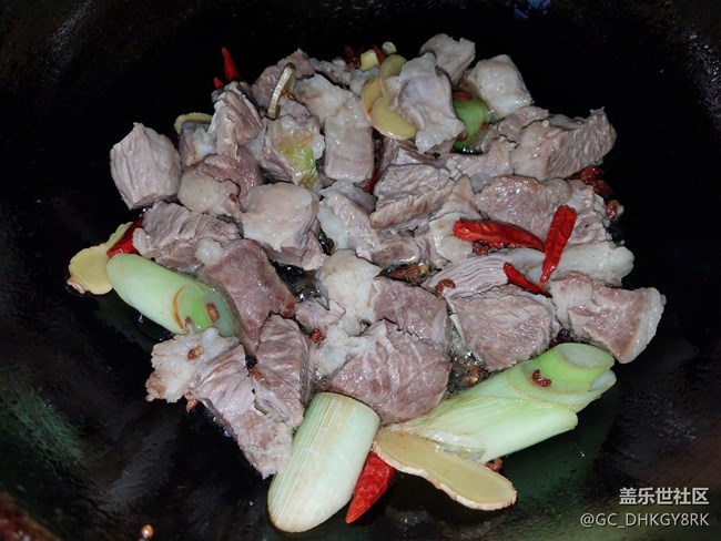 【五一美食嗨不?！?牛腩燒素雞