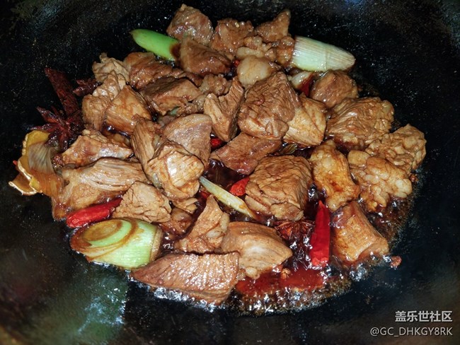 【五一美食嗨不?！?牛腩燒素雞