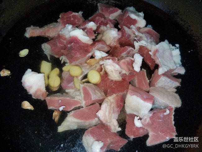 【五一美食嗨不?！?牛腩燒素雞