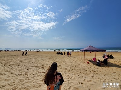 走進(jìn)海邊