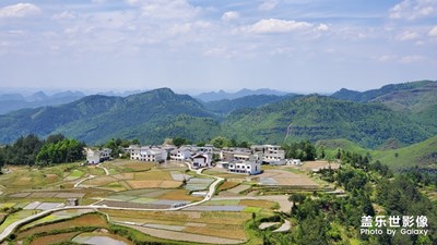心向高坡，天清云淡