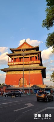 晴空萬里 金色鼓樓