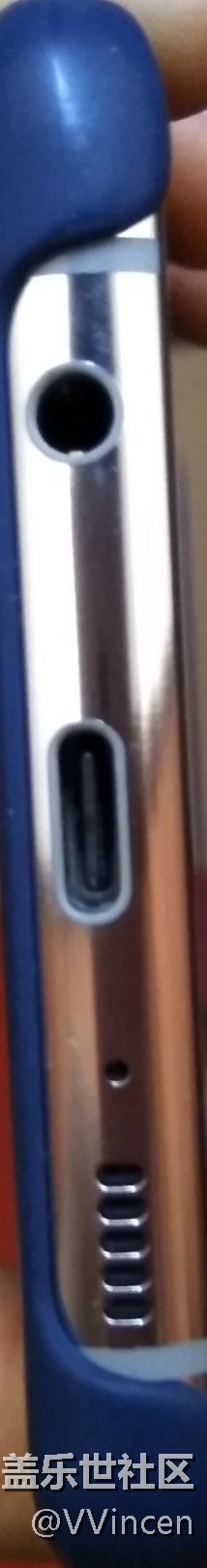 老哥們，你們的充電口中間芯片是不是歪的？？