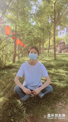 霓虹殘影鋪水流，寒切江清釣往昔。
