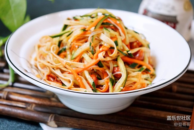 【登哥美食】夏日來一碗涼拌豆皮實(shí)在爽